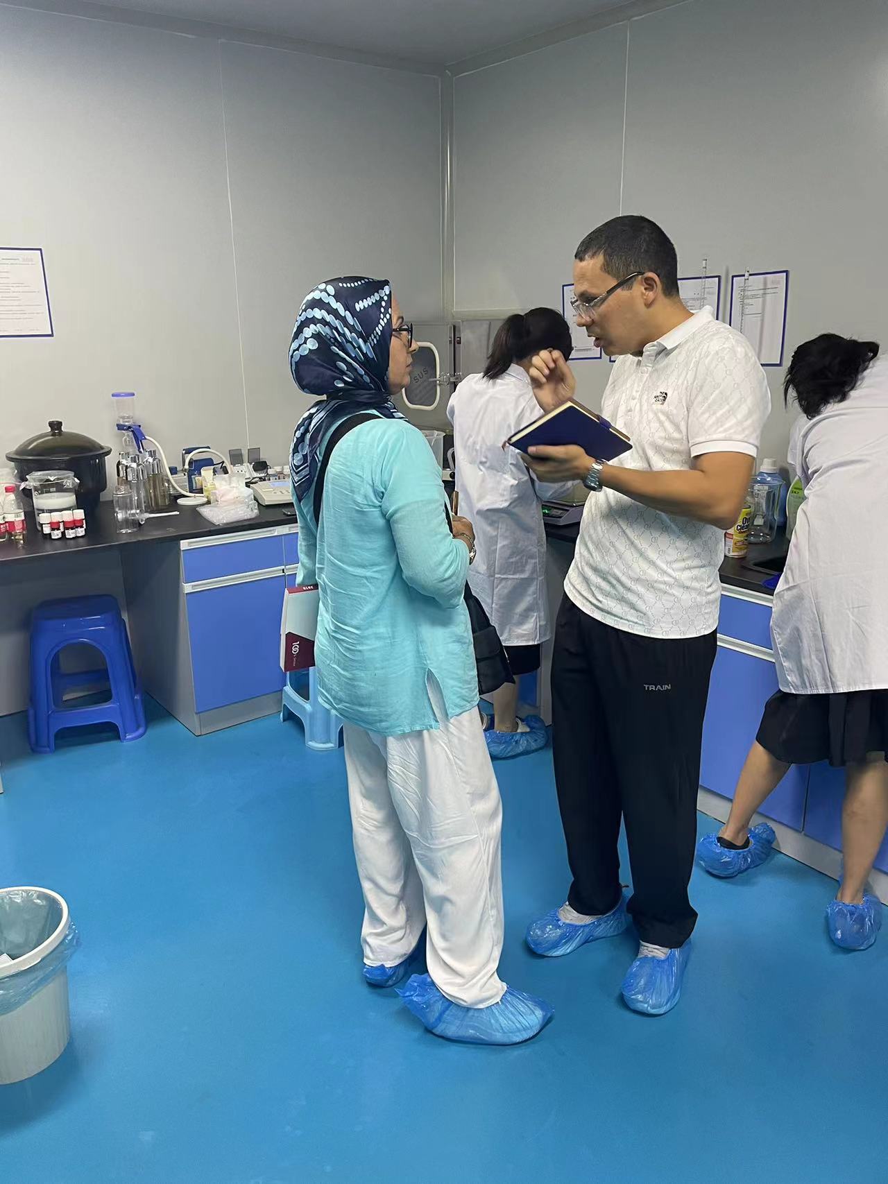 Dubai and Japanese Customers Visit Zhejiang Delishi’s Facilities (4)